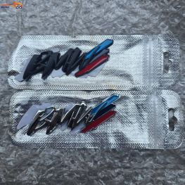 نوشته بی ام و با ترکیبی از سه رنگ ام بسیار خاص در دو رنگ مشکی و استیل