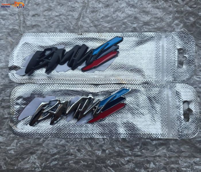 نوشته بی ام و با ترکیبی از سه رنگ ام بسیار خاص در دو رنگ مشکی و استیل